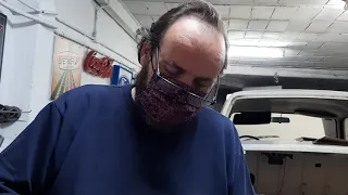 60° Fabricando piezas de chapa para coches.