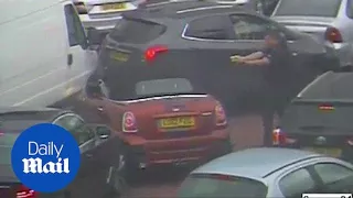 The worst getaway attempt ever? Burglar drives into a traffic jam - Daily Mail