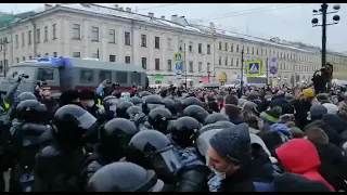 Столкновение протестующих и ОМОНа на Невском проспекте