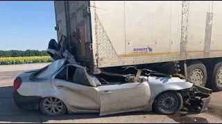 Под прицеп: два человека погибли в Воронежской области