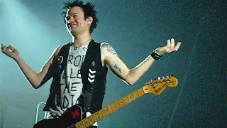 Sum 41 - Smoke On The Water, Seven Nation Army + Fat Lip (Live in Moscow 2010) (Camrip)