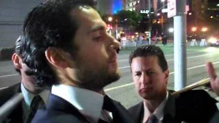 henry cavill signing autographs at the immortals premiere 11 7 11