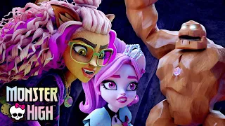 Clawdeen Leads the Were Pack to Pass Their Midterms! | Monster High