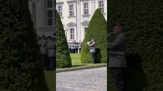 Heißt Flagge! Trompetensignal zur Flaggenparade Stabsmusikkorps der Bundeswehr 🦅🇩🇪 #bundeswehr