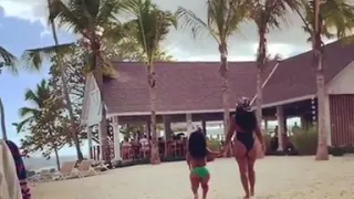 Candy flow vs su amiga la chikita  en la playa