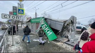 Ушатала в щепки: молодая автопилотка на «Тойоте» разнесла торговый павильон в Челябинске