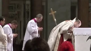 Guido Marini salva la ferula di Benedetto XVI