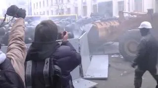 Штурм Администрации Президента трактором 1 12 13 Storming the Presidential Administration Евромайдан