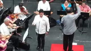 Tenor Juan Dario Espinoza Córdoba, canta Granada.