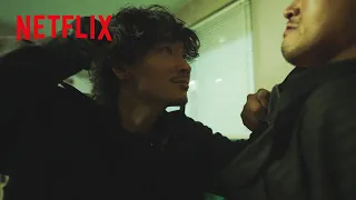 綾野剛 - 不敵な笑みがこぼれる、強烈アクションシーン | アバランチ | Netflix Japan