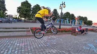 Девочка на BMX делает трюки и БАРСПИН