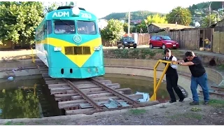 Mujer ferroviaria - Invirtiendo al Buscarril en la tornamesa de Constitución