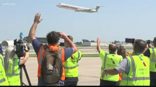 'I'm pretty much the happiest man in the world' | Pilot takes MD-80 aircraft on its final flight