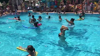 Танцы у бассейна в гостинице Club Caretta Beach Hotel в Конаклы (Алания, Турция). Июль 2022