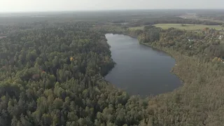 Красивая съемка с квадрокоптера. Полет квадрокоптера над озером.