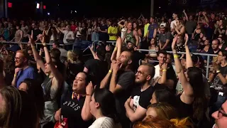 Paramore - Misery Business with Fans on Guitar & Vocals (Toronto 2018)