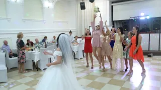 Девушки очень хотели поймать букет невесты