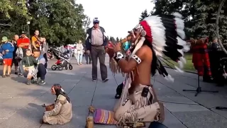 Зрители потеряли дар речи, когда этот мужчина из индейского племени начал играть