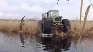 Вездеход Соломономобиль-9 переплывает реку /Swamp buggies Solomonomobil-9 crosses the river