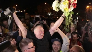 Помилованного политика Статкевича в Минске встречали с букетами цветов