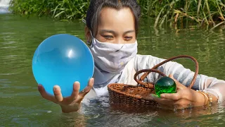 🔥🔥The masked girl caught a huge clam in the river and opened it to reveal an astonishing large pearl