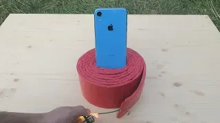 iPhone Xr vs 1000 Firecrackers