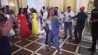 Дикий танец пьяной девушки на свадьбе во Владикавказе попал на видео, 17.05.2018