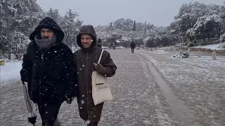 SNOWING IN ATHENS GREECE JANUARY 2022, GREECE CLOSES AIRPORTS, SCHOOLS AND SHOPS, SNOWSTORM WALK, 4K