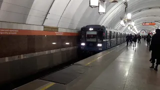 Метропоезд 81-717 Номерной СПБ на станции Лиговский Проспект