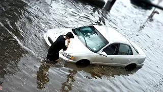 Алматы ушел под воду за полчаса. Аномальные ливни затопили город, людей эвакуируют