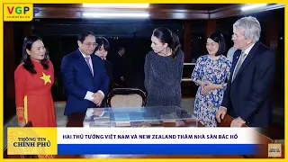 Thủ tướng Phạm Minh Chính và Thủ tướng New Zealand Jacinda Ardern thăm nhà sàn Bác Hồ