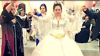 Красивая цыганская невеста. Золотые украшения, танец