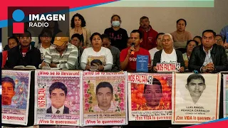 Padres de los 43 normalistas desaparecidos se reúnen con López Obrador