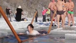 The Girl bathed in winter  Девушка искупалась зимой