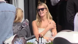 EXCLUSIVE : Toni Garrn eating at the terrasse of the Avenue restaurant in Paris