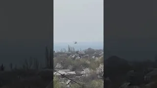 ‼️🇷🇺Эпичные кадры: "Аллигатор" Ка-52 и "Ночной охотник" Ми-28Н работают в небе Донбасса