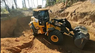 CARREGADEIRA JCB 426ZX FAZENDO ACESSO  EM RAMPA DE SAIDA  DE CASCALHEIRA