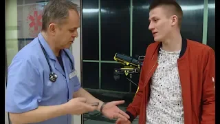 Jego brat był w stanie krytycznym, a jemu bardziej zależało na zachowaniu prawka [Szpital odc.799]