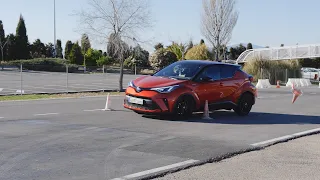 Toyota C-HR  2020 - Maniobra de esquiva (moose test) y eslalon | km77.com