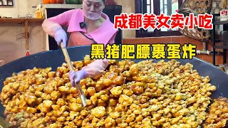 Chengdu beauty sells snacks black pig fat wrapped in eggs fried  the boss said bluntly that most pe