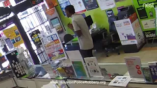 Watch robbery suspect pray after getting locked in store