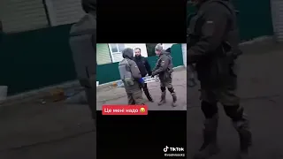 Мені нада 😁❗Мужик знайшов ракету і ніс до дому