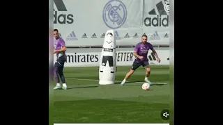 Taconazo de Lucas Vázquez y golazo con el exterior de Carvajal en el entrenamiento de hoy