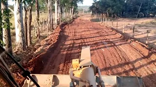 Arrumando estrada com pá carregadeira