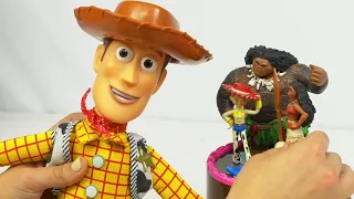 Moana and Toy Story 4 Layer Cake Game to Find Pua! W/ Woody and Maui