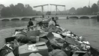 1969: Huisvuilinzameling in Amsterdam in de jaren '60 - met Stadsreiniging - oude filmbeelden