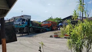 Proses mobil CP (concrete pump) naik ke atas mobil tronton