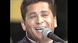 Domingão do Faustão | Leandro & Leonardo cantam "Não Olhe Assim" no palco do Domingão em 1993