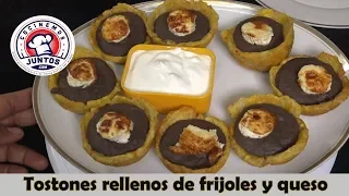 Tostones o patacones rellenos de frijoles refritos y queso