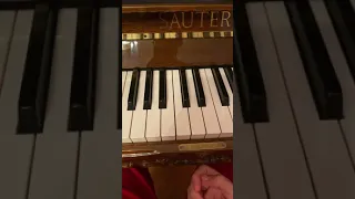 Как играть Катюша на пианино ?